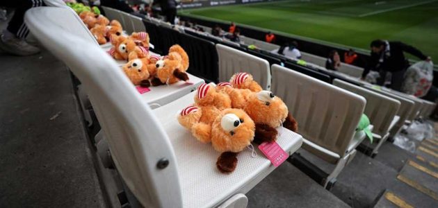 جماهير بشكتاش تلقي بالألعاب من للأطفال المتضررين من الزلزال