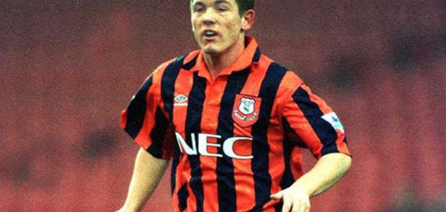 لاعب إيفرتون السابق: أدمنت المخدرات 25 عاما و”قتلت أبي”.. لكن وفاة أمي أيقظتني